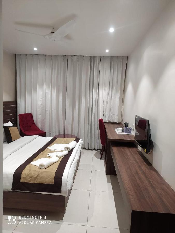 Rajlaxmi Hotel - Free Airport Pickup And Drop Jaipur Buitenkant foto